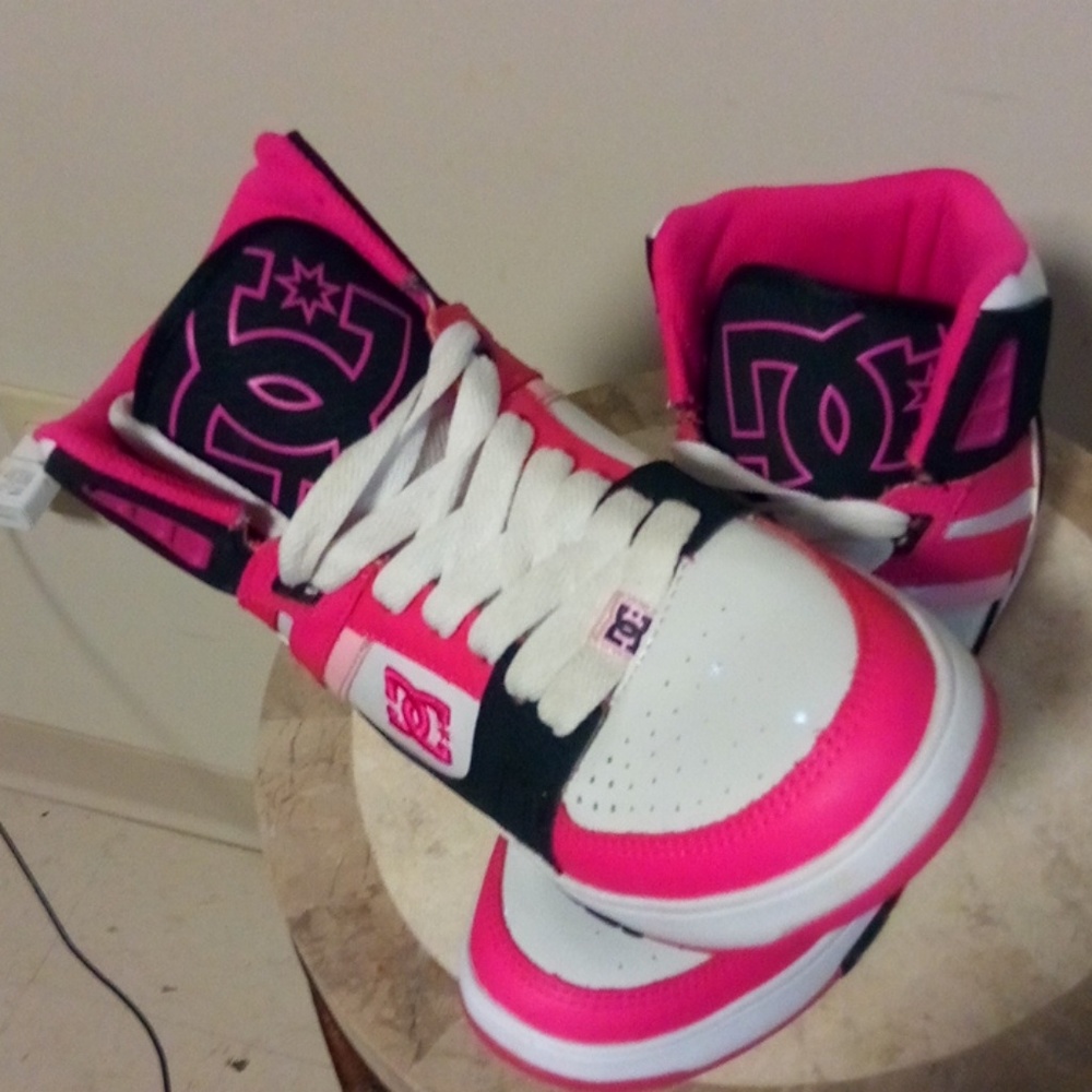 Women's Sz 7.5 DC high top skate sneakers - Picture 2 of 8